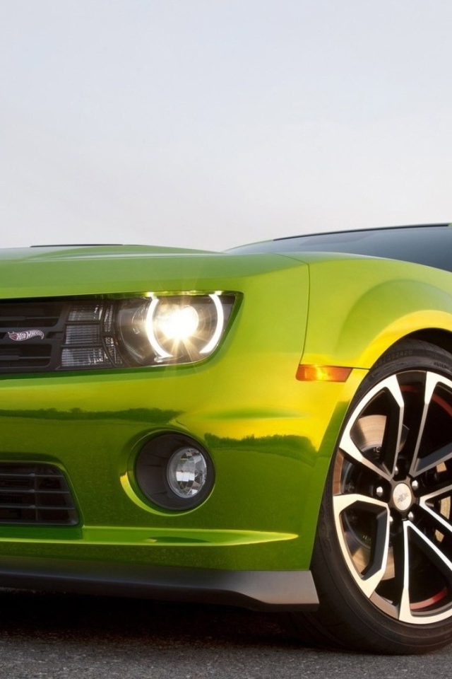 Фары зеленого Chevrolet Camaro