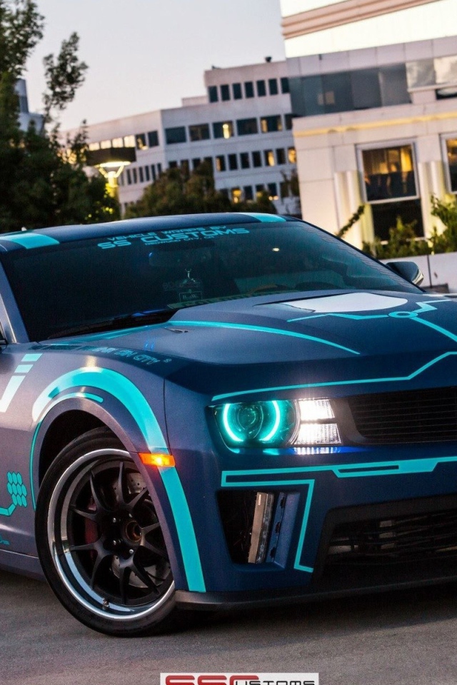 Неоновый Chevrolet Camaro на парковке