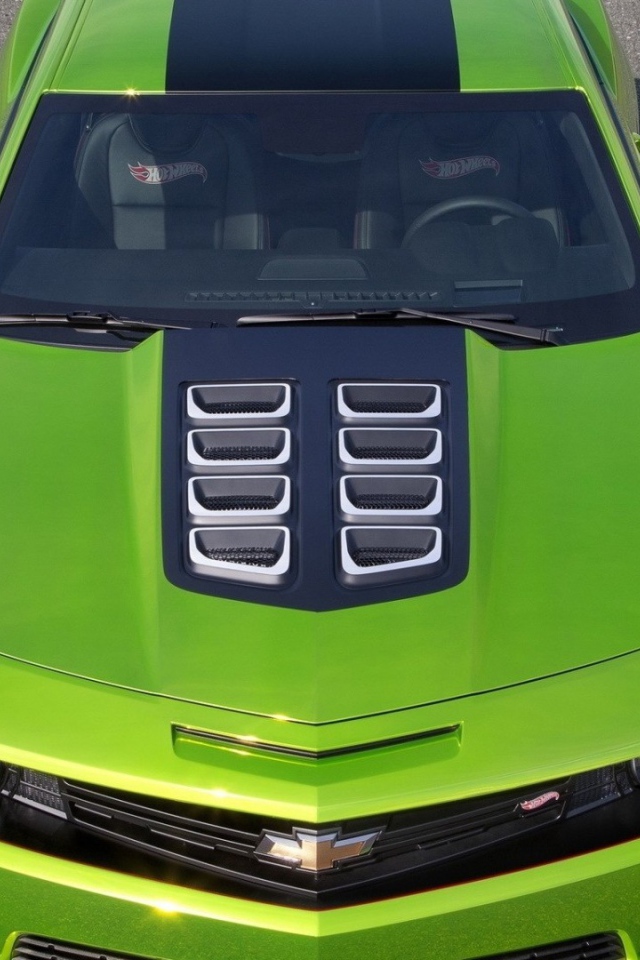 Мощный зеленый Chevrolet Camaro на дороге