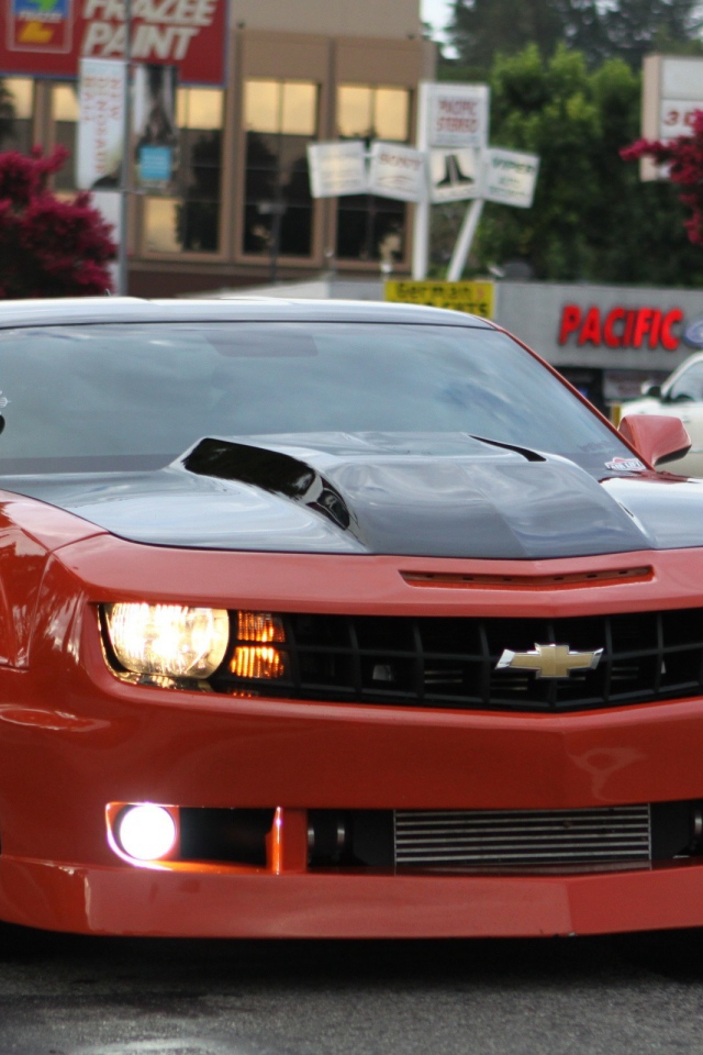 Красный Камаро с включенными фарами