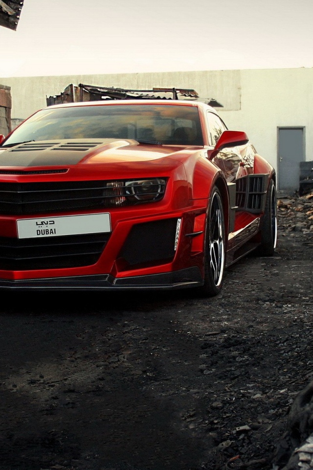 Красный Chevrolet Camaro среди руин