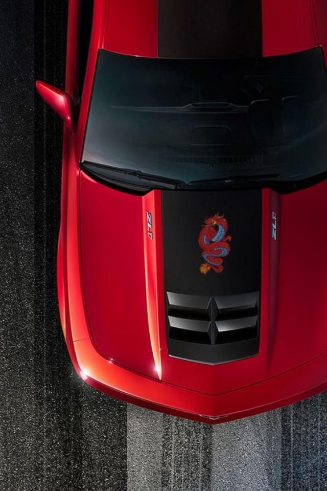 Красный Chevrolet Camaro на асфальте