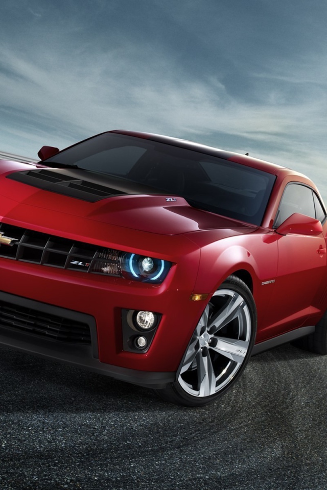 Следы от шин красного автомобиля Chevrolet Camaro ZL1