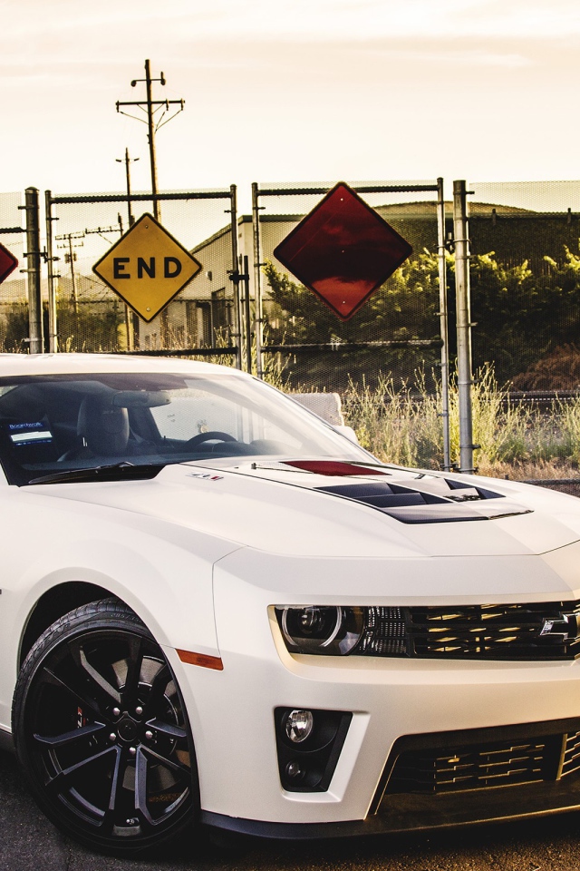Белый Шевроле Камаро