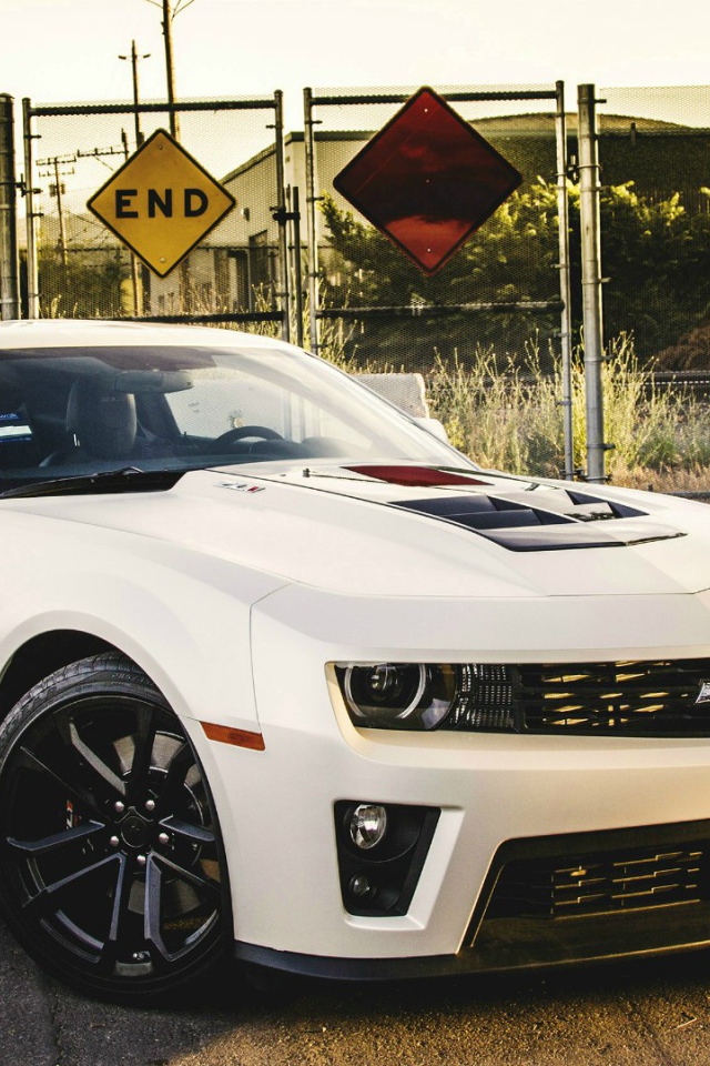 Белый Chevrolet Camaro ZL1