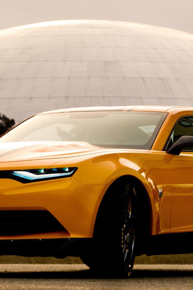 Желтый Chevrolet Camaro на фоне купола