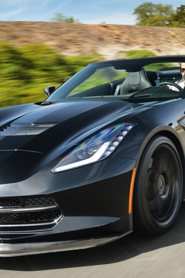Черный кабриолет Chevrolet Corvette на шоссе