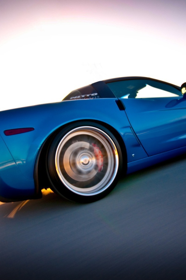 Синий Chevrolet Corvette быстро едет по пустыне