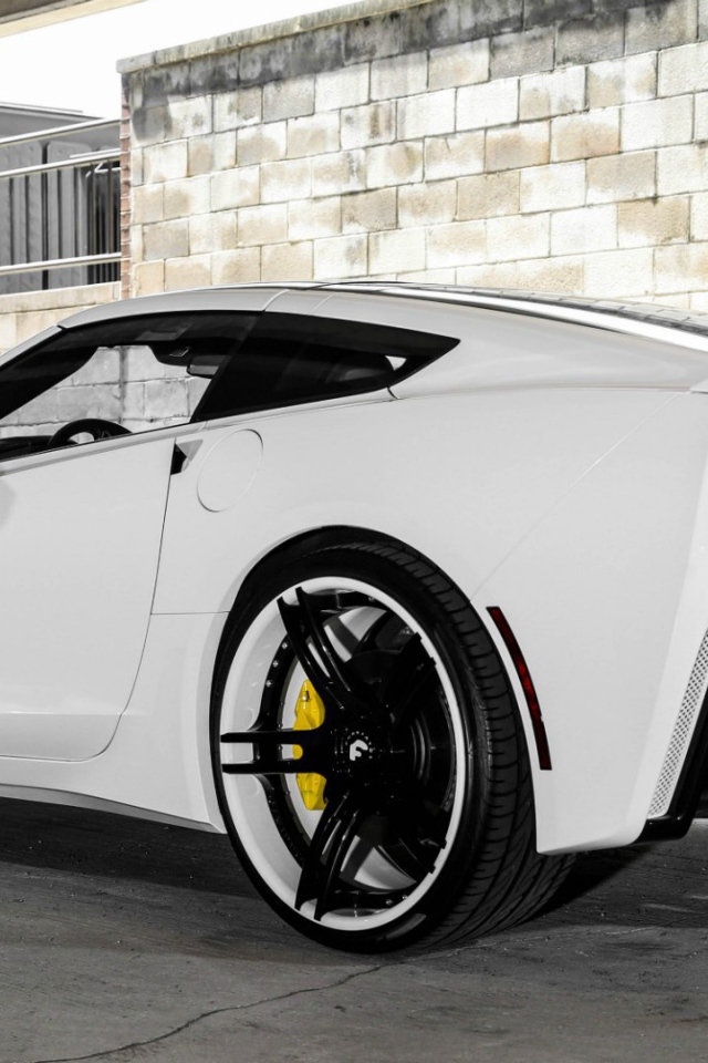 Белый автомобиль Chevrolet Corvette C7
