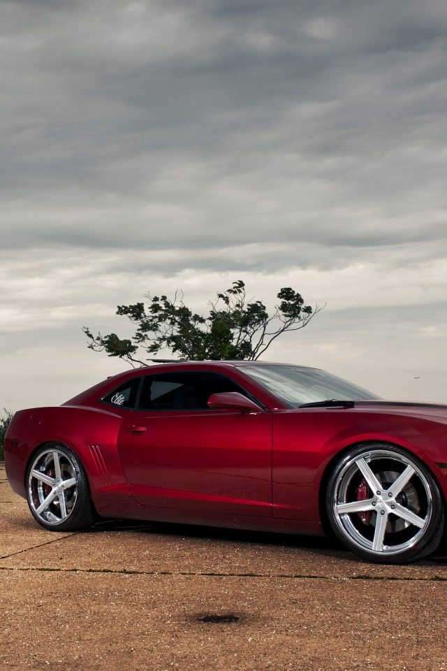 Красный Шевроле камаро SS