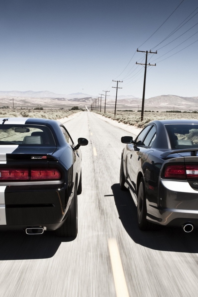 Соревнование автомобилей Dodge Сhallenger и Dodge Сharger