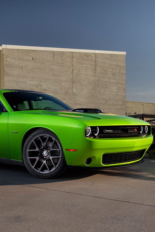 Зеленый спортивный Dodge Challenger Hellcat