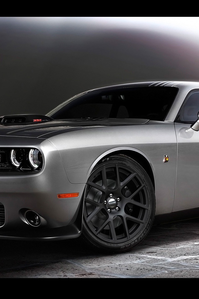 Классический серебристый Dodge Charger RT