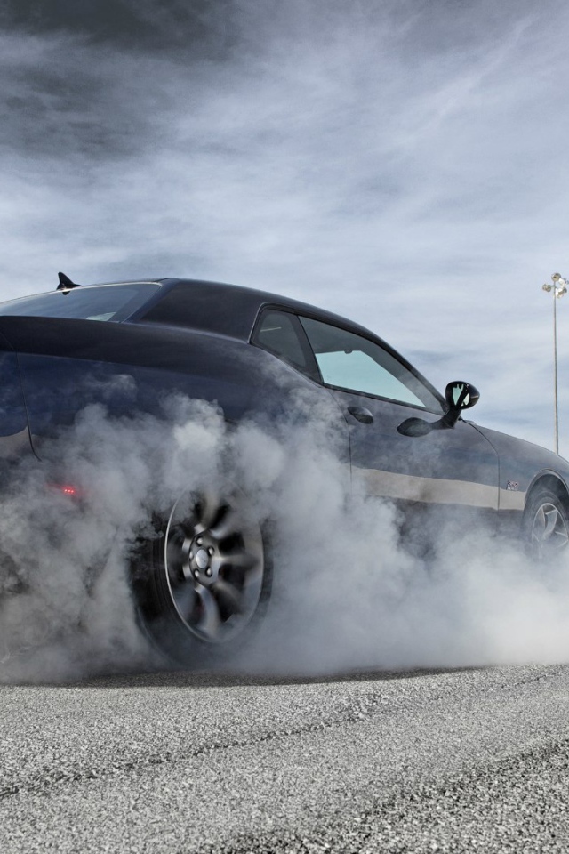 Дрифт на автомобиле Dodge Challenger