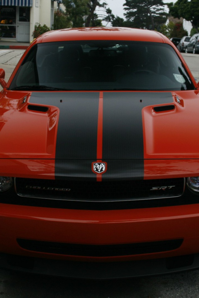 Красный Dodge Challenger SRT8