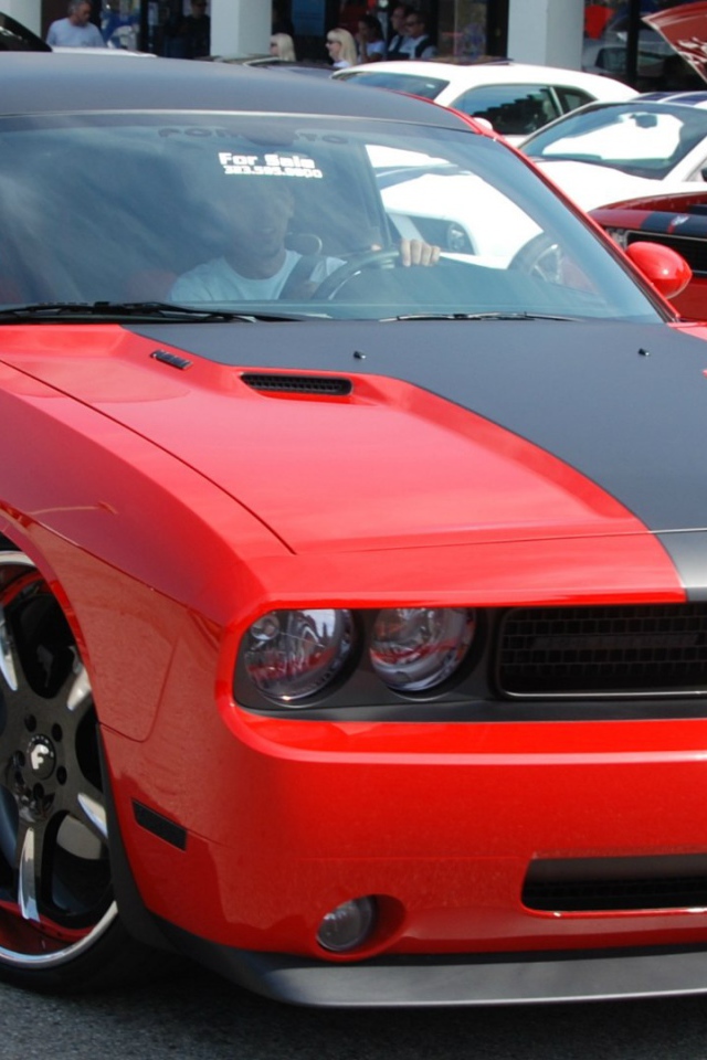 Красный автомобиль Dodge Challenger