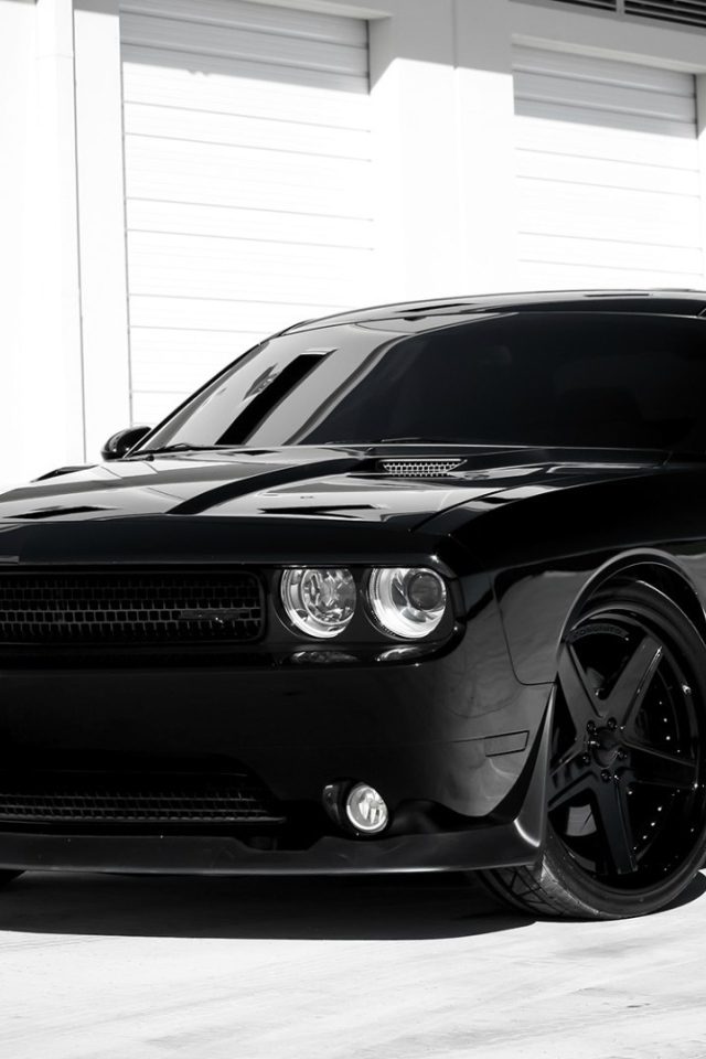Стильный черный Dodge Challenger SRT8