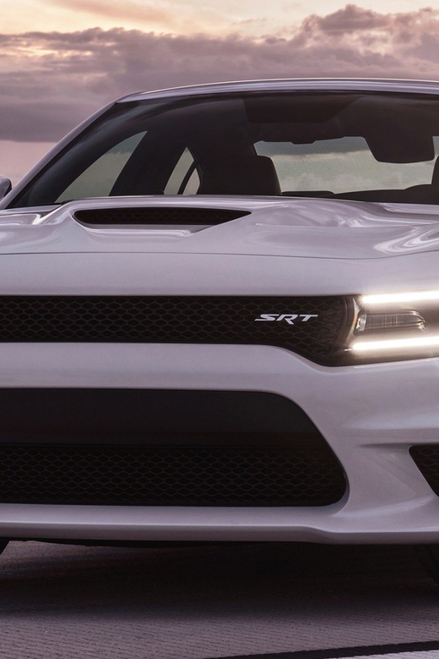 Белый Dodge Charger SRT 2015
