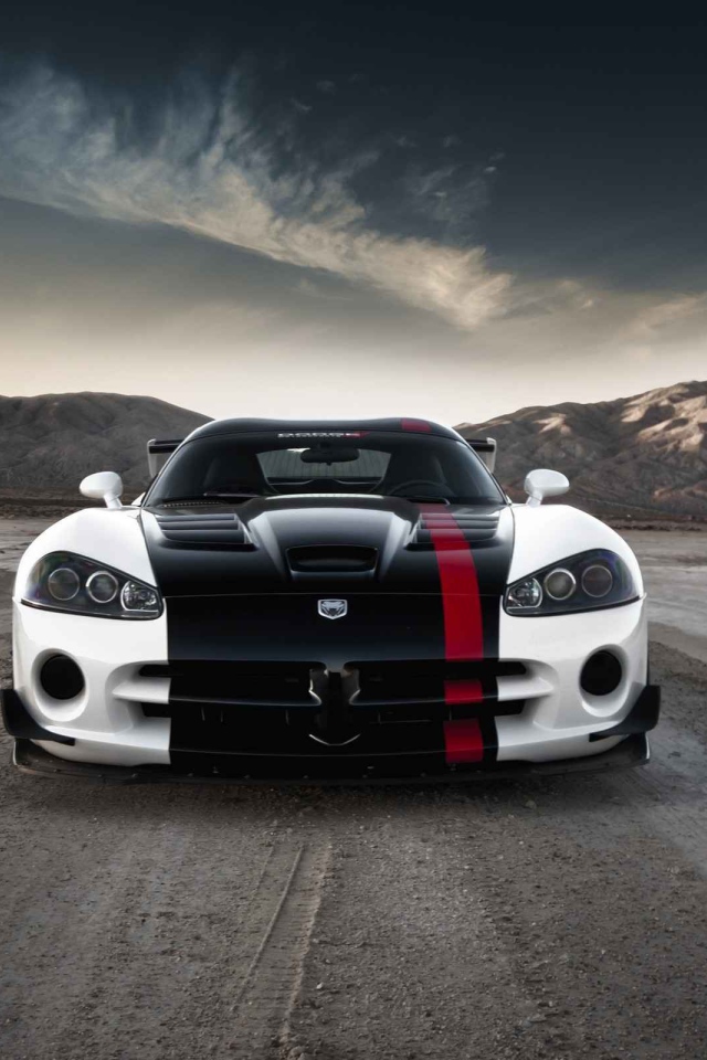 Черно белый Dodge Viper в пустыне