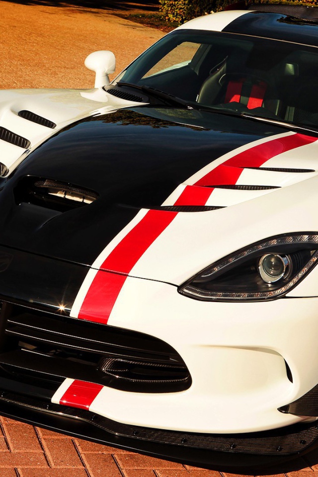 Белый Dodge Viper ACR с черной полосой