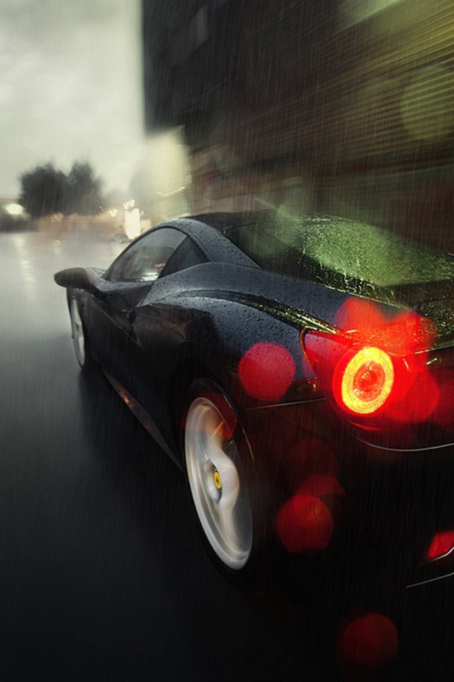 Черный Ferrari 458 едет во время дождя