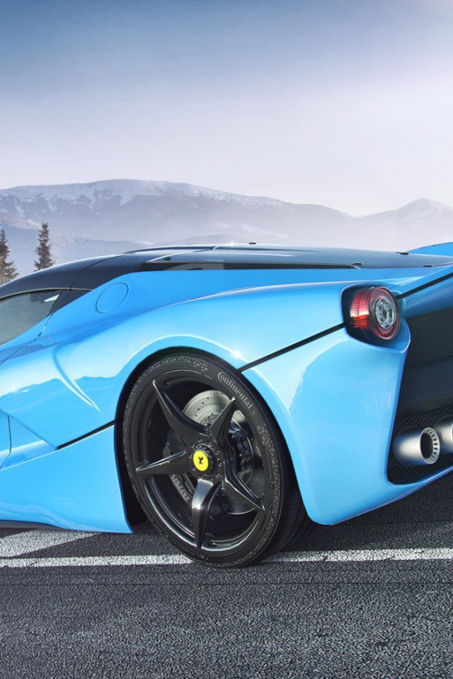 Голубой Ferrari LaFerrari на горной дороге