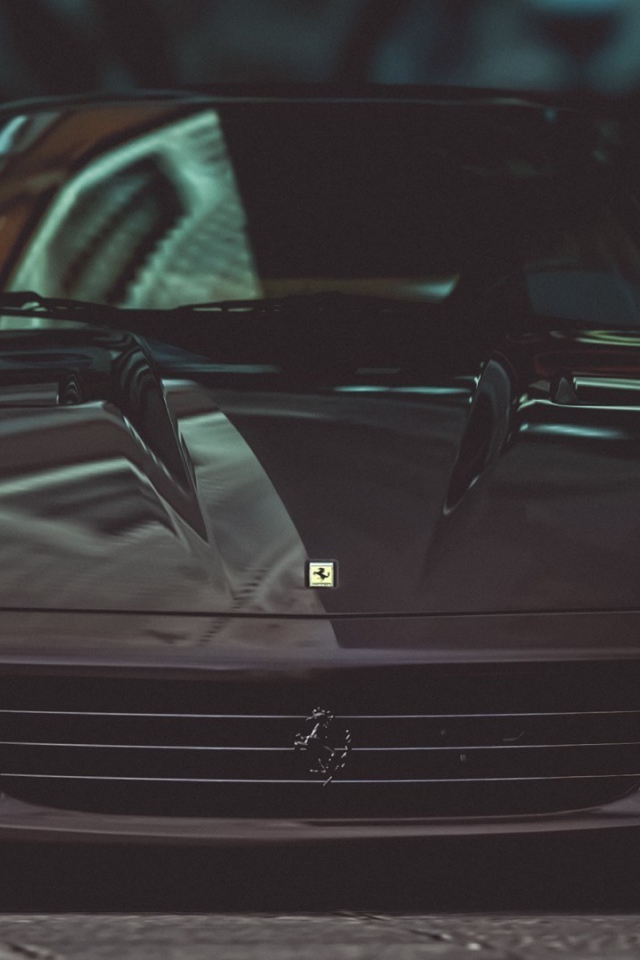 Темно коричневый Ferrari в полумраке