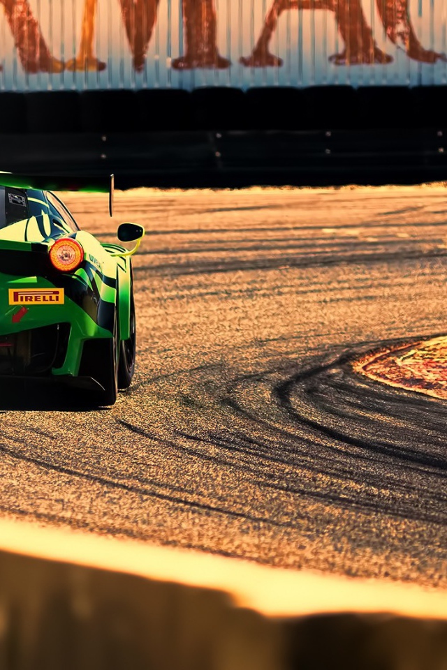 Зеленый Ferrari 458 Italia на гонке