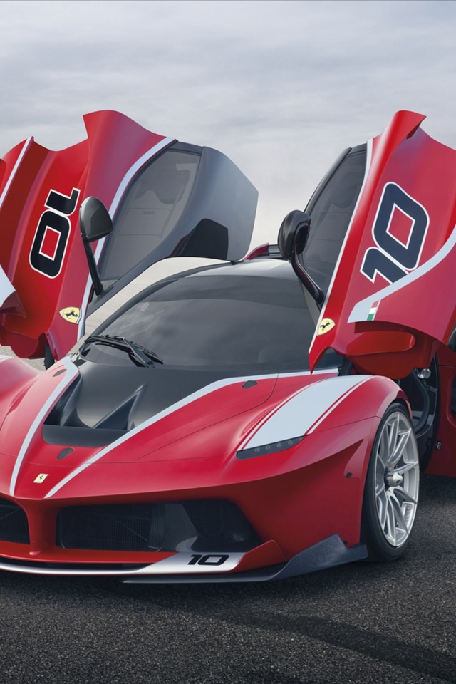 Открытые двери авто Ferrari FXX K
