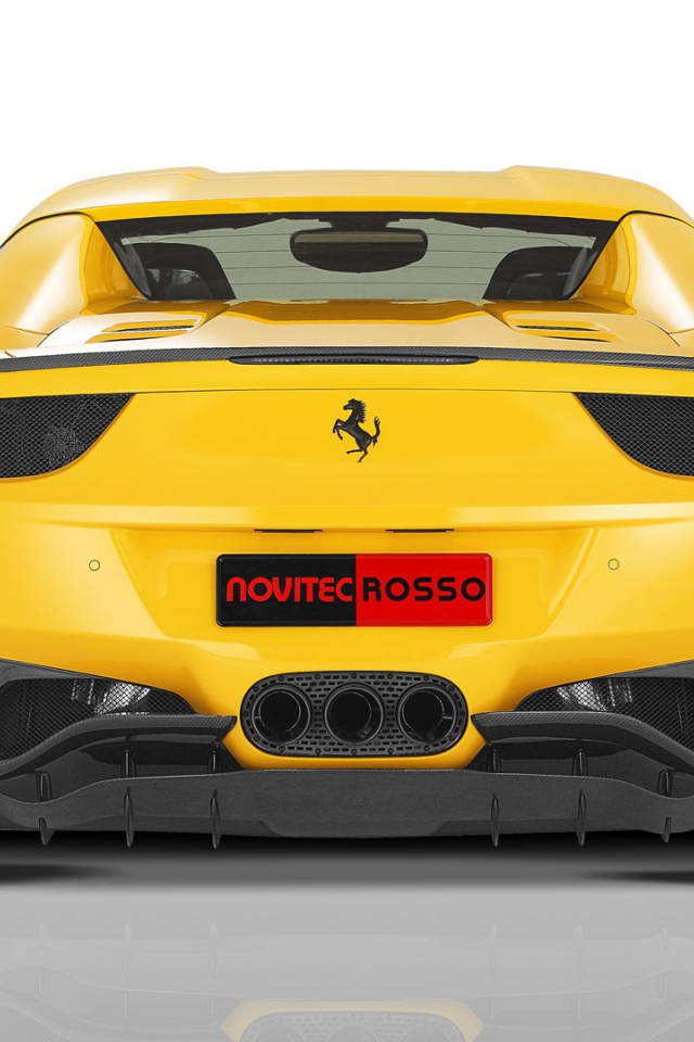 Вид сзади на желтый Ferrari 458