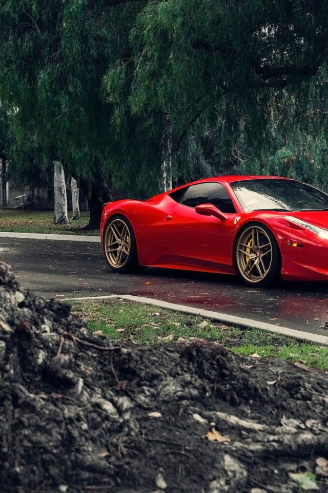 Красный Ferrari 458 Italia на улице после дождя