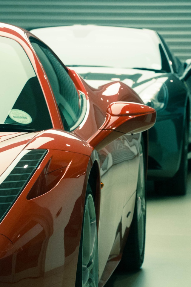 Красный Ferrari 458 в гараже