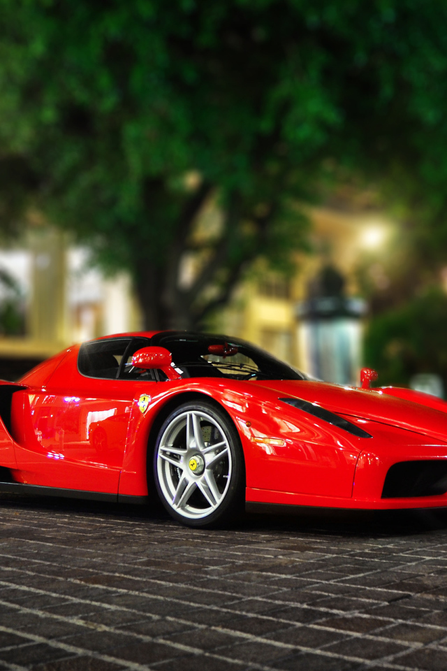 Красный Ferrari Enzo на вечерней улице