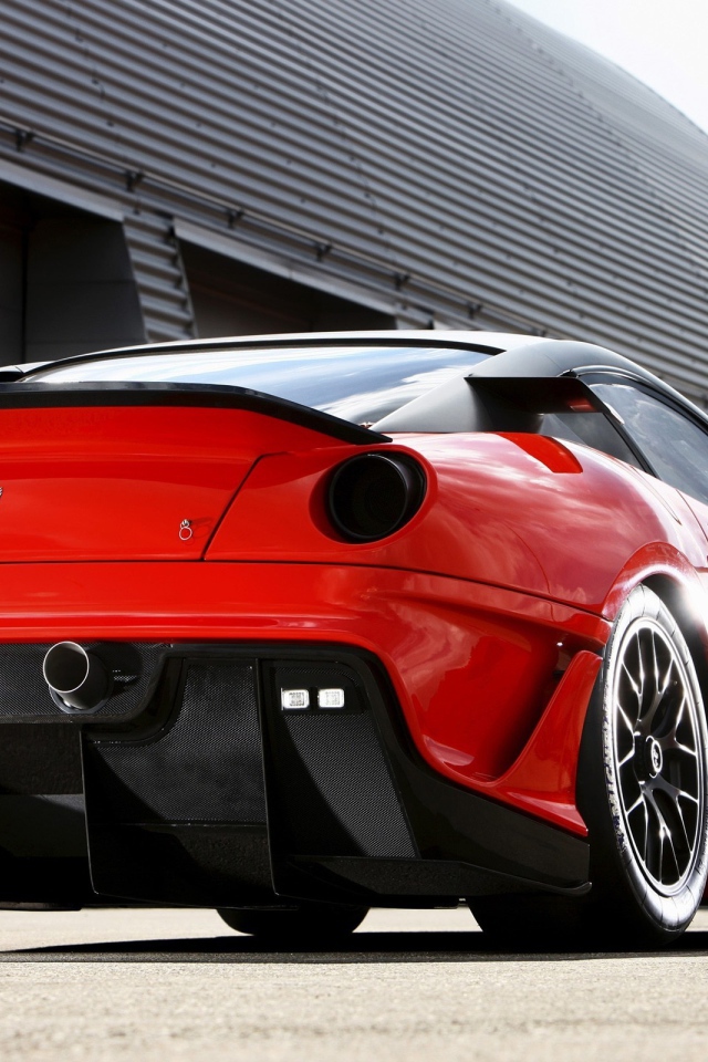 Красный Ferrari у ангара