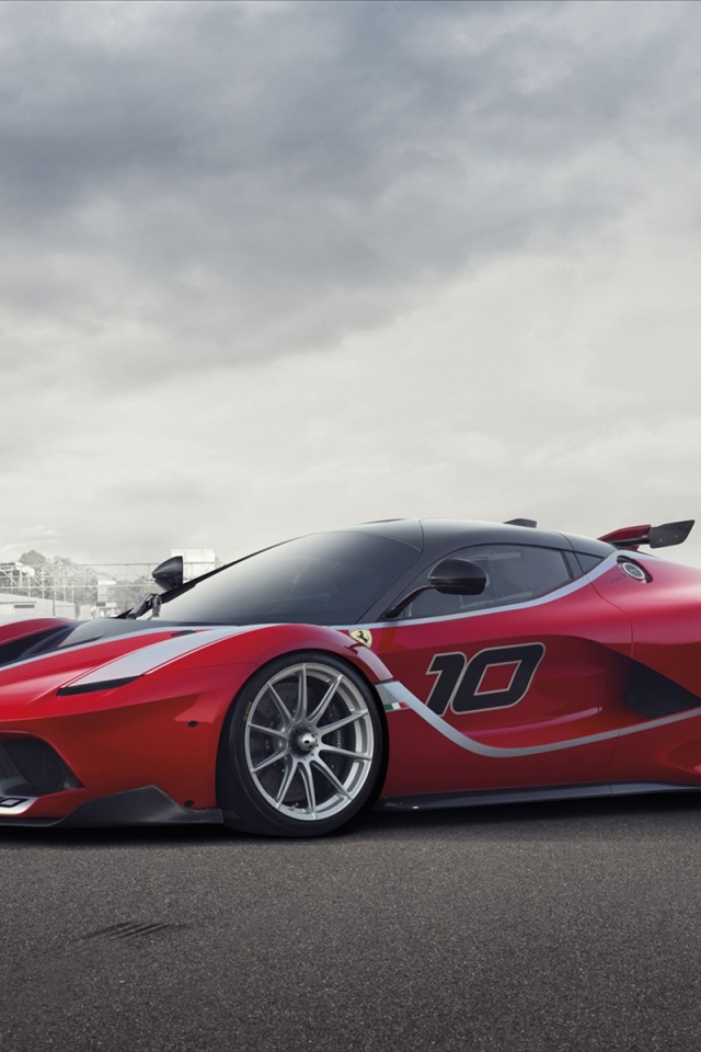 Красный автомобиль Ferrari FXX K