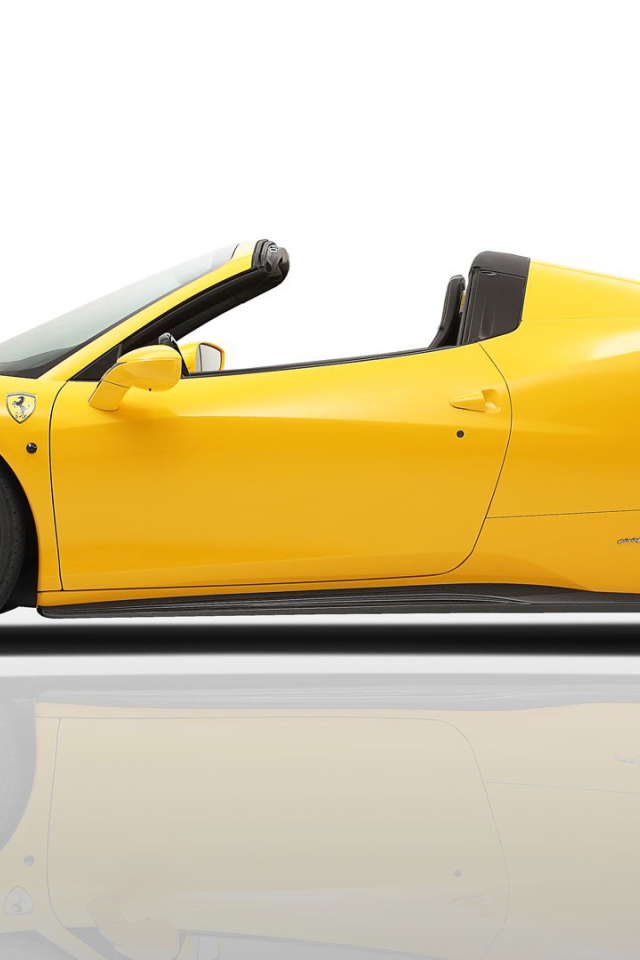 Вид сбоку на желтый Ferrari 458