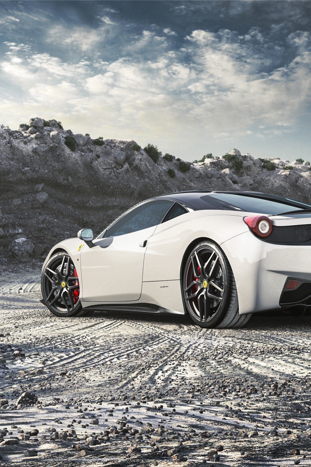 Белый Ferrari 458 Italia в карьере