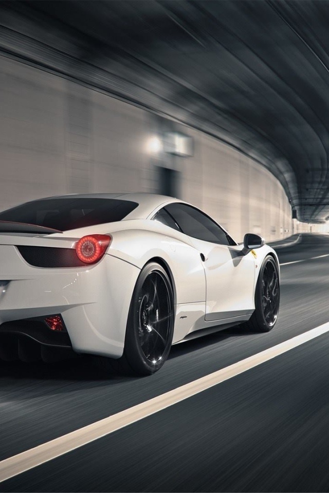 Белый Ferrari 458 в тоннеле