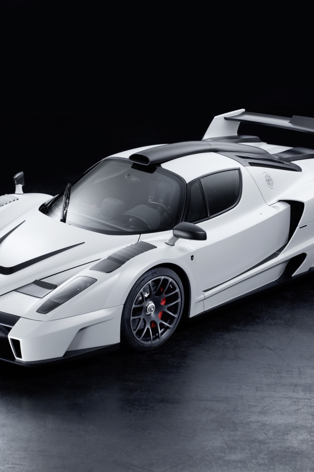 Белый Ferrari Enzo на черном фоне