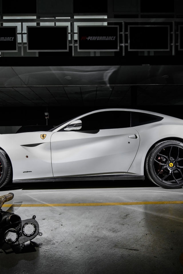 Белый Феррари в гараже