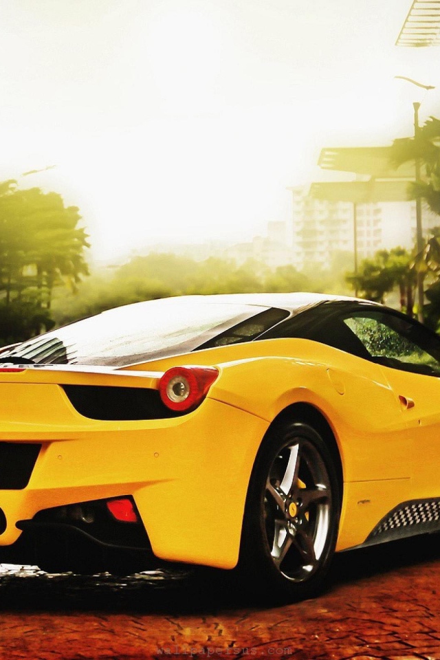 Желтый Ferrari 458 на брусчатке улицы