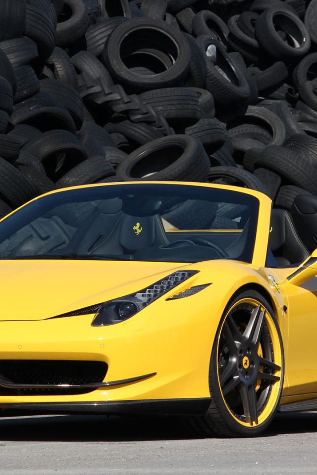 Желтый суперкар Ferrari 458 на фоне покрышек