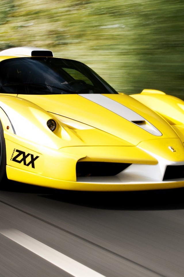 Желтый Ferrari Enzo мчится по шоссе