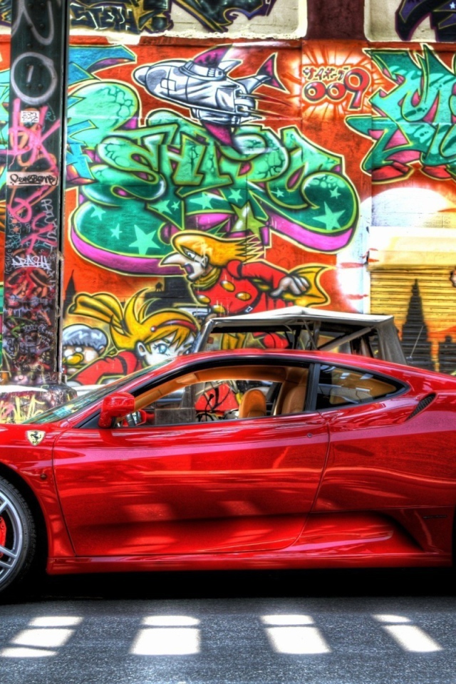 Красный Ferrari F430 Scuderia у стены с граффити