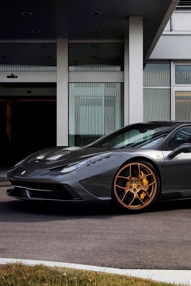 Черный Ferrari 458 Speciale у входа