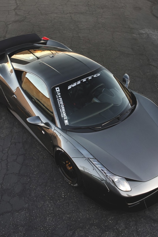 Гоночный Феррари на черном асфальте