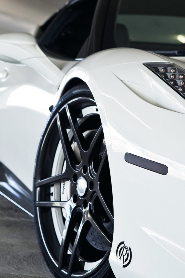 Перед белого Феррари