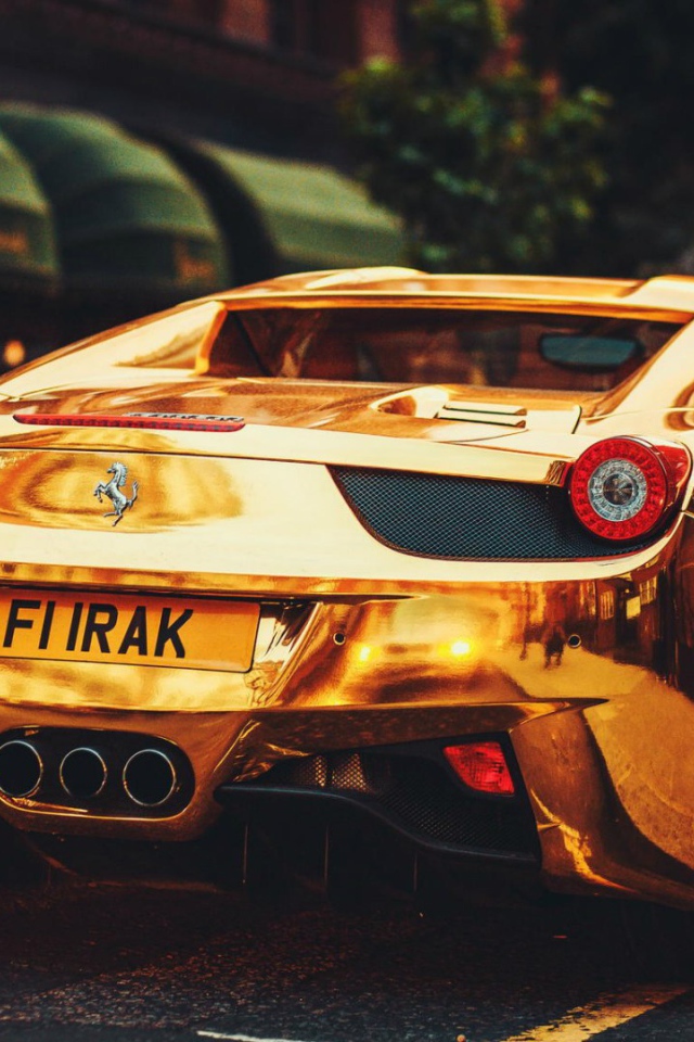 Золотой Ferrari 458 Italia