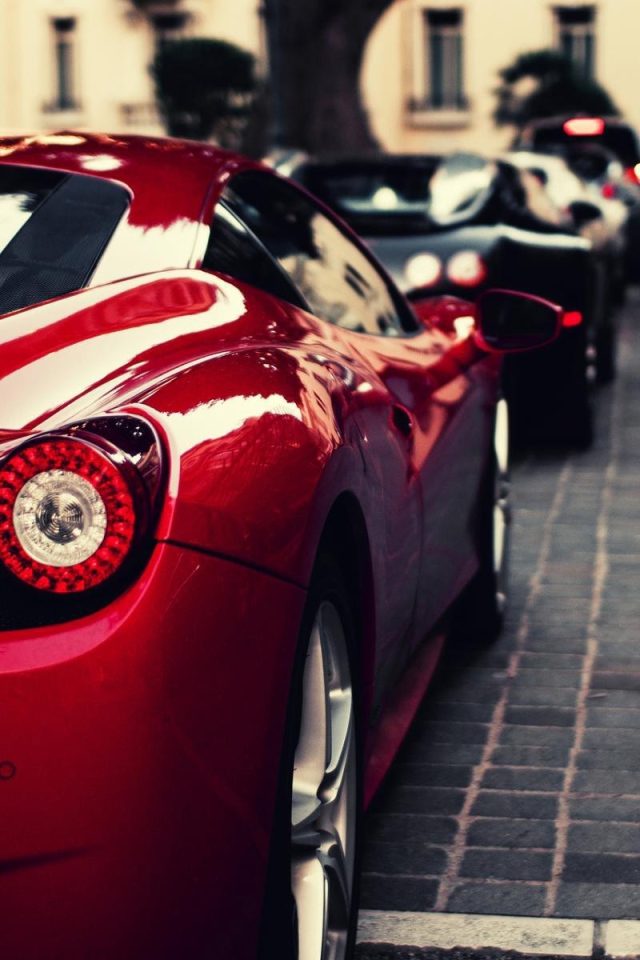 Красный Ferrari 458 припаркован на улице