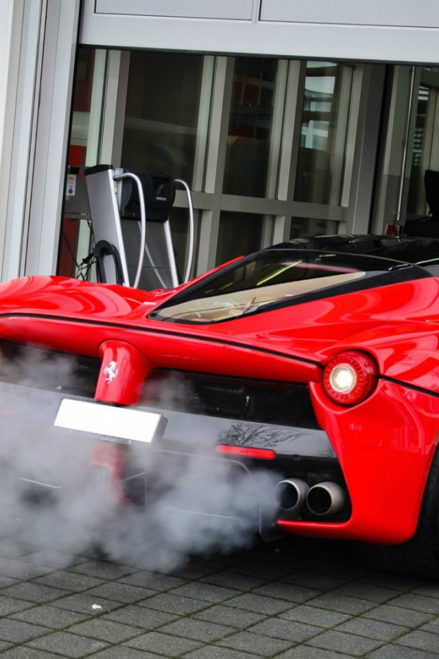Дым из выхлопной трубы Ferrari LaFerrari